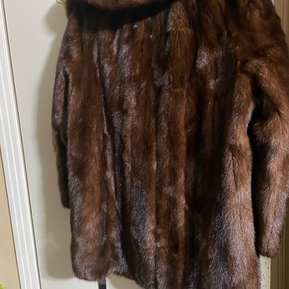 Vintage Jay Chester for Gus Mayer real fur coat. - Picture 3 of 4